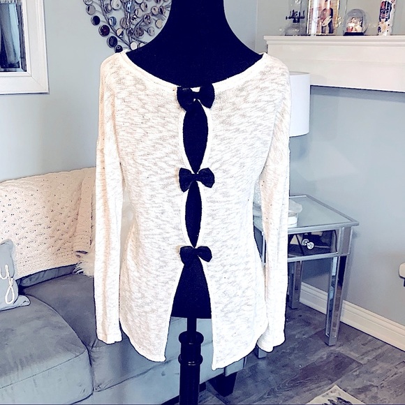 Daytrip long sleeve top with black bows on back EUC sz Small fits S/M - Picture 2 of 9